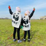 Due bambine al PuliAMO Villafranca 2023 con le casacche wwf