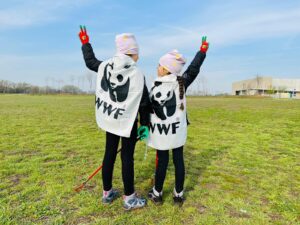 Due bambine al PuliAMO Villafranca 2023 con le casacche wwf