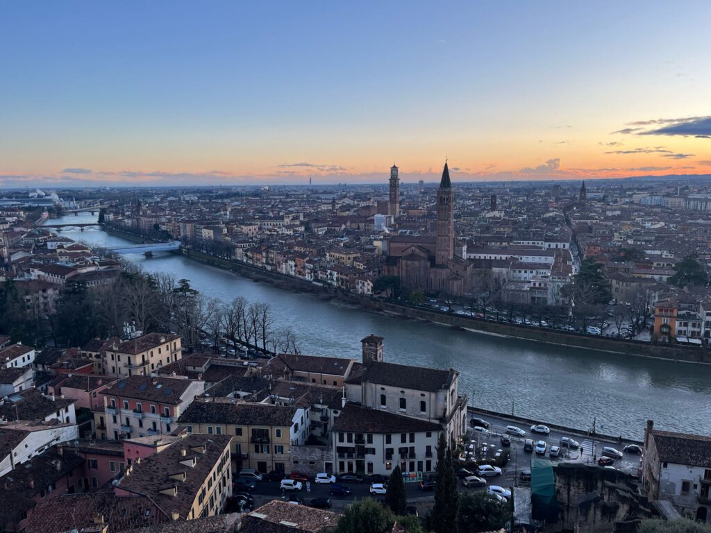 Veduta aerea di Verona al tramonto