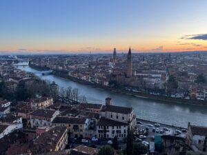 Veduta aerea di Verona al tramonto